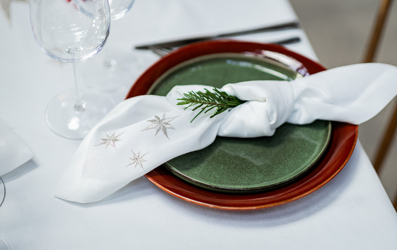 Hvordan gør man julebordet ekstra hyggeligt med servietter?