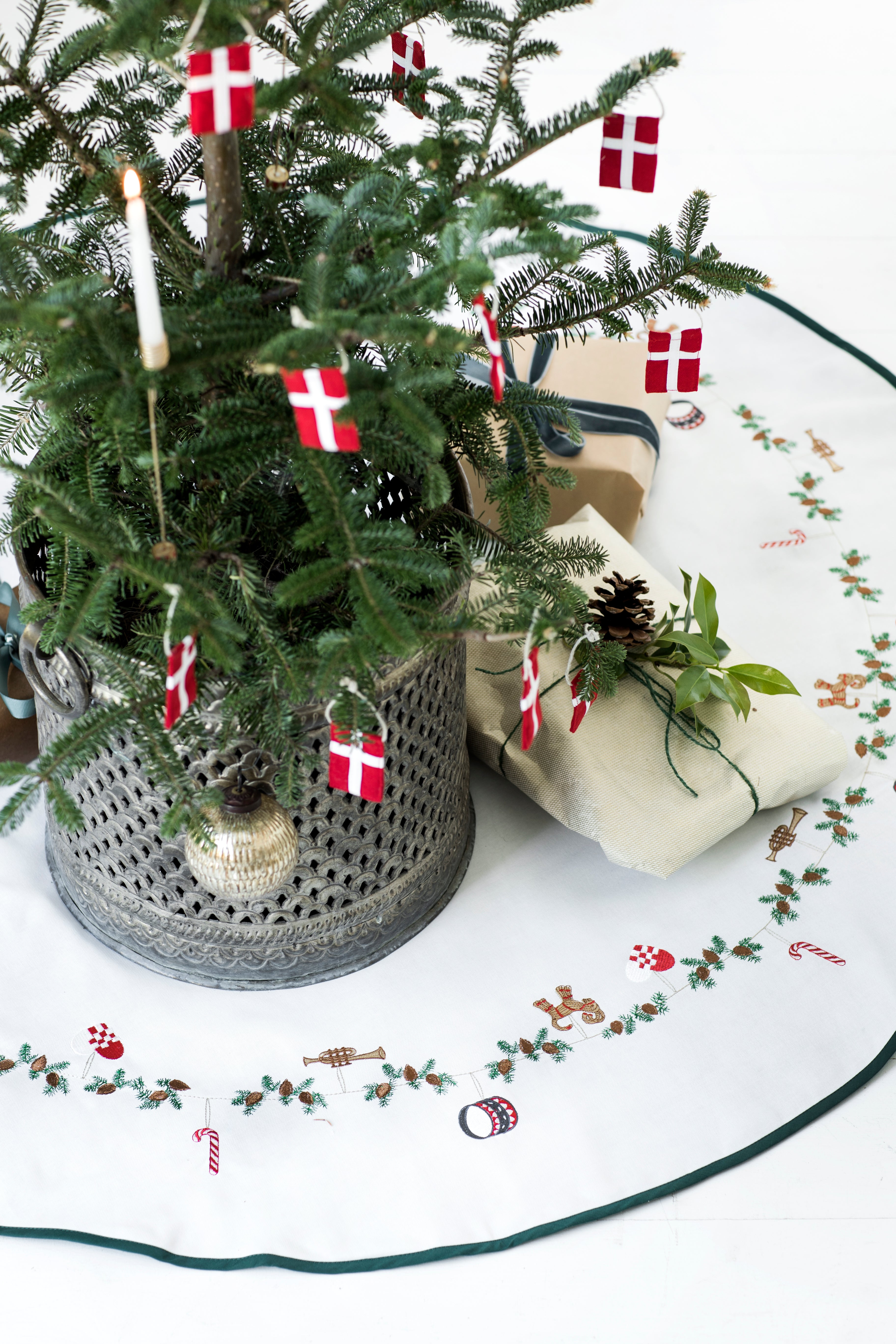 Klassisk broderet juletræstæppe