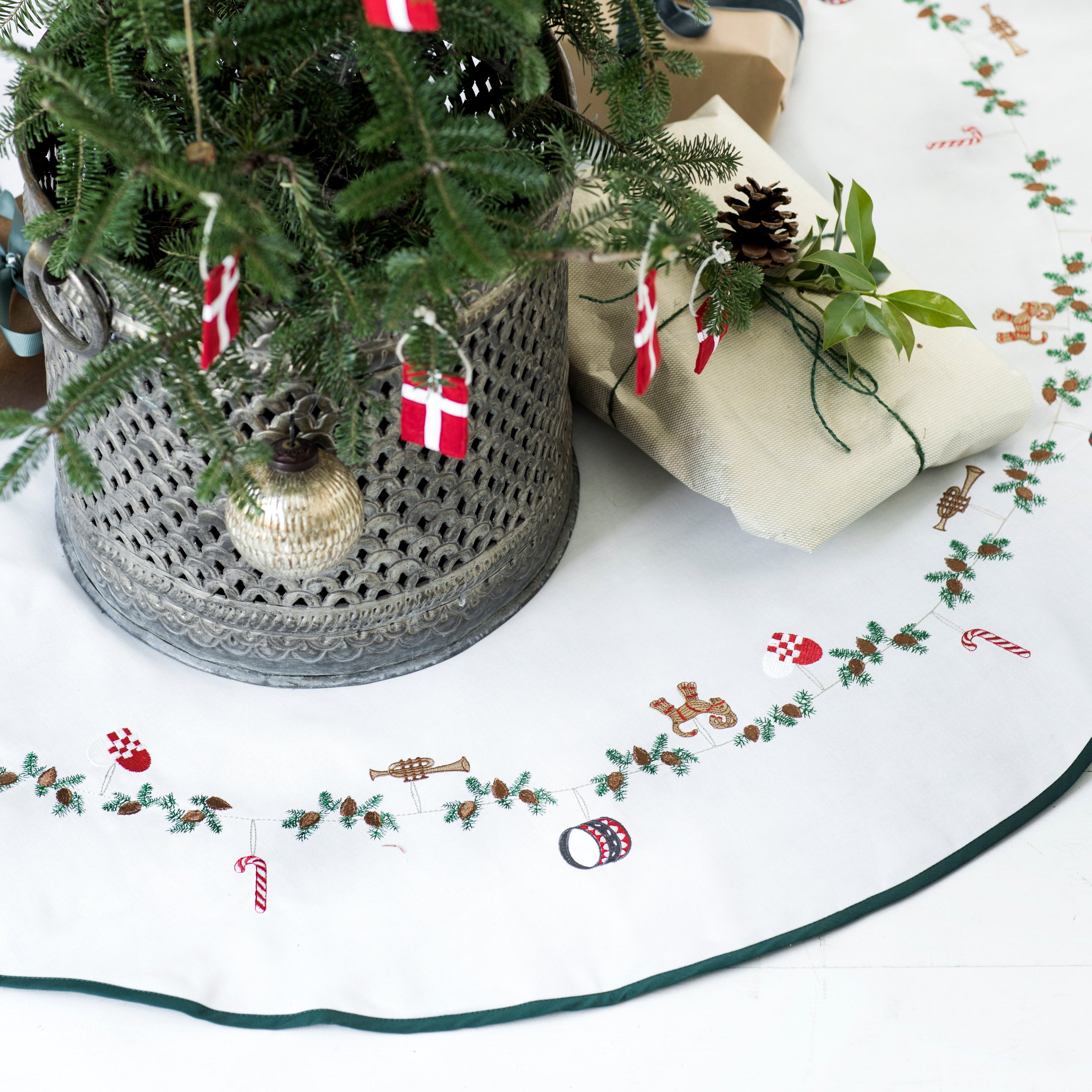 Klassisk broderet juletræstæppe - 2. sortering