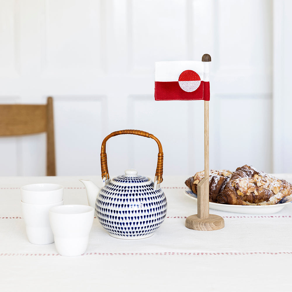 Bordflagstang i egetræ med grønlandsk flag