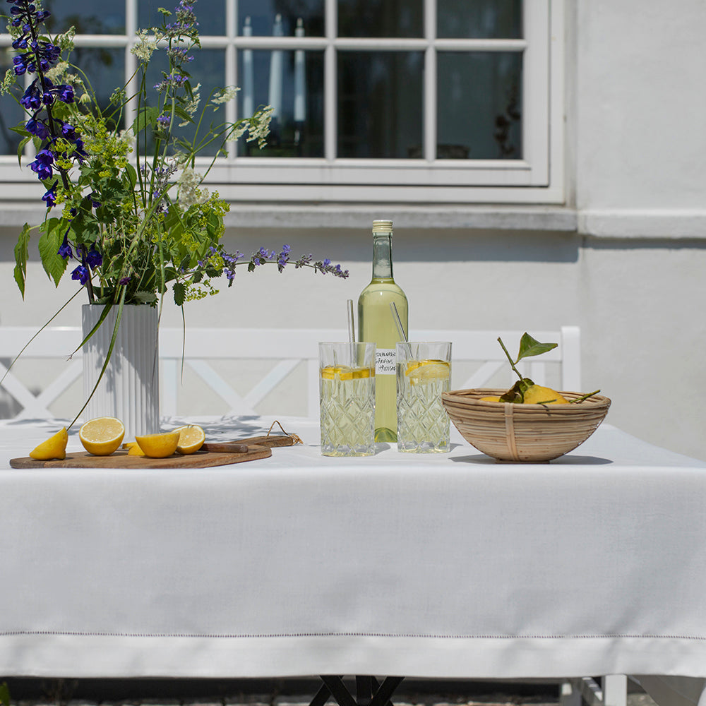 Hvid stofdug med hulsøm