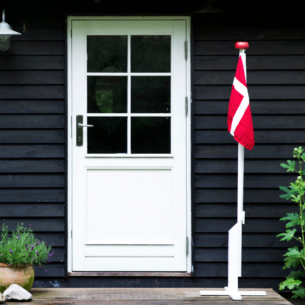 Hvidmalet flagstang, 180 cm med Dannebrogsflag