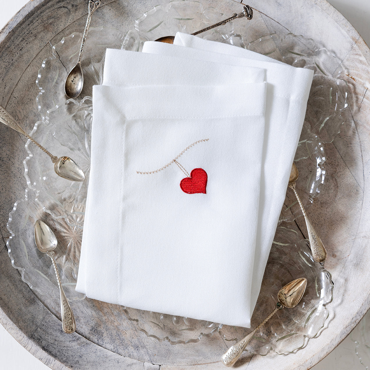 2 stk. broderede hjerteservietter