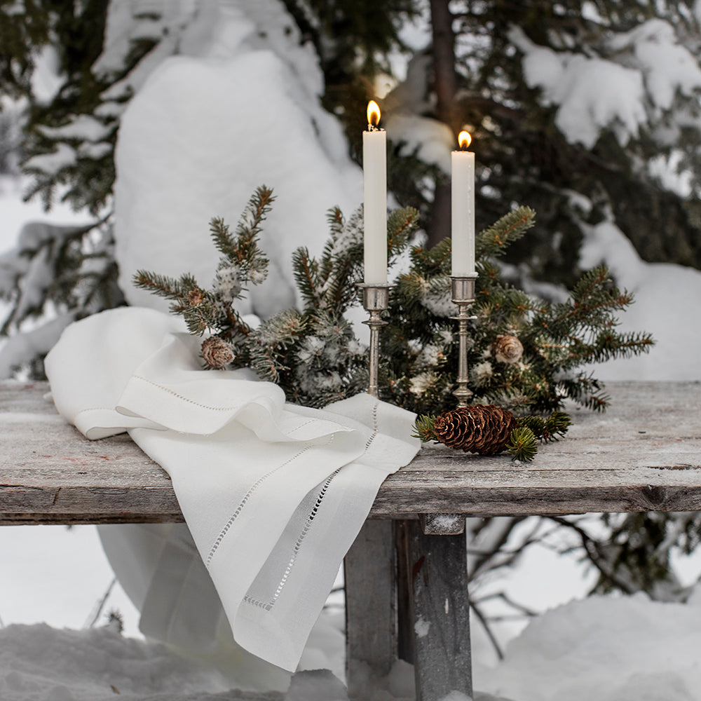 Hvid serviet med hulsøm