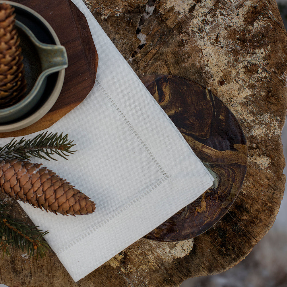 Hvid serviet med hulsøm