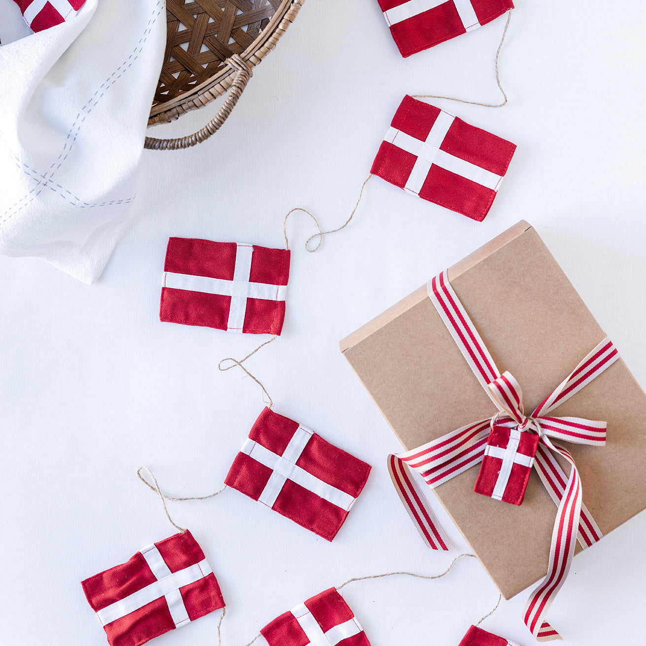 Stor flagranke med Dannebrogsflag