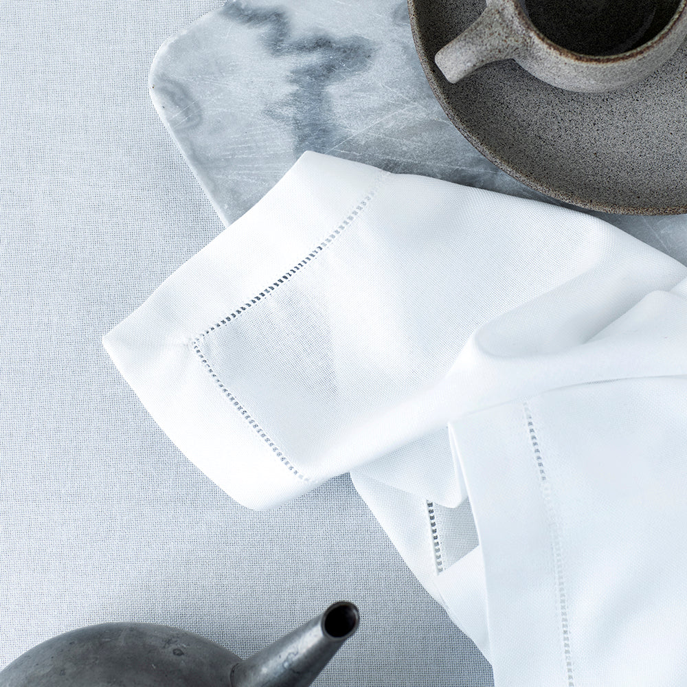 Hvid serviet med hulsøm