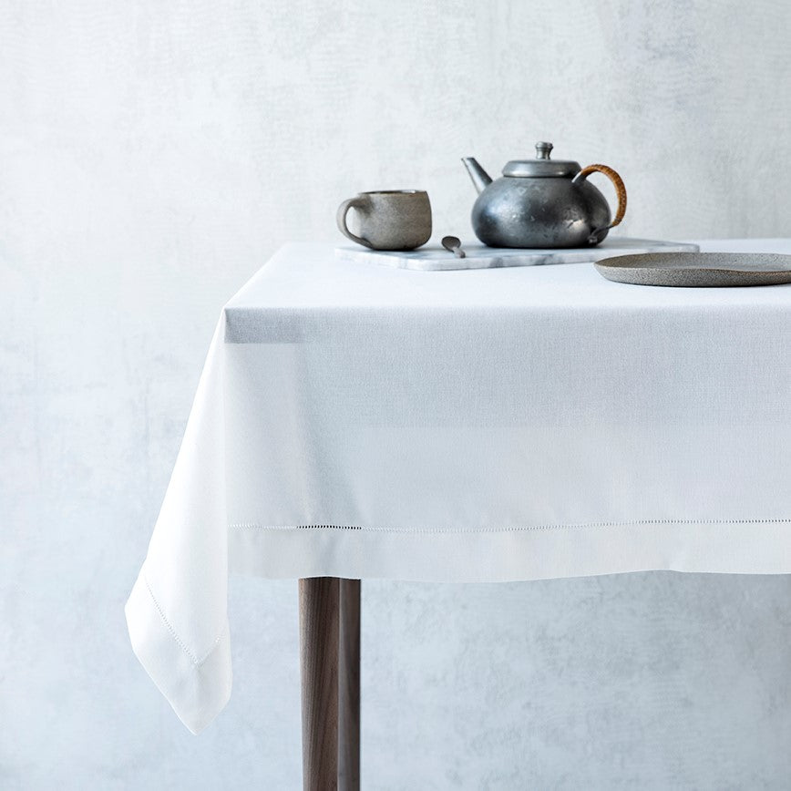 Hvid stofdug med hulsøm