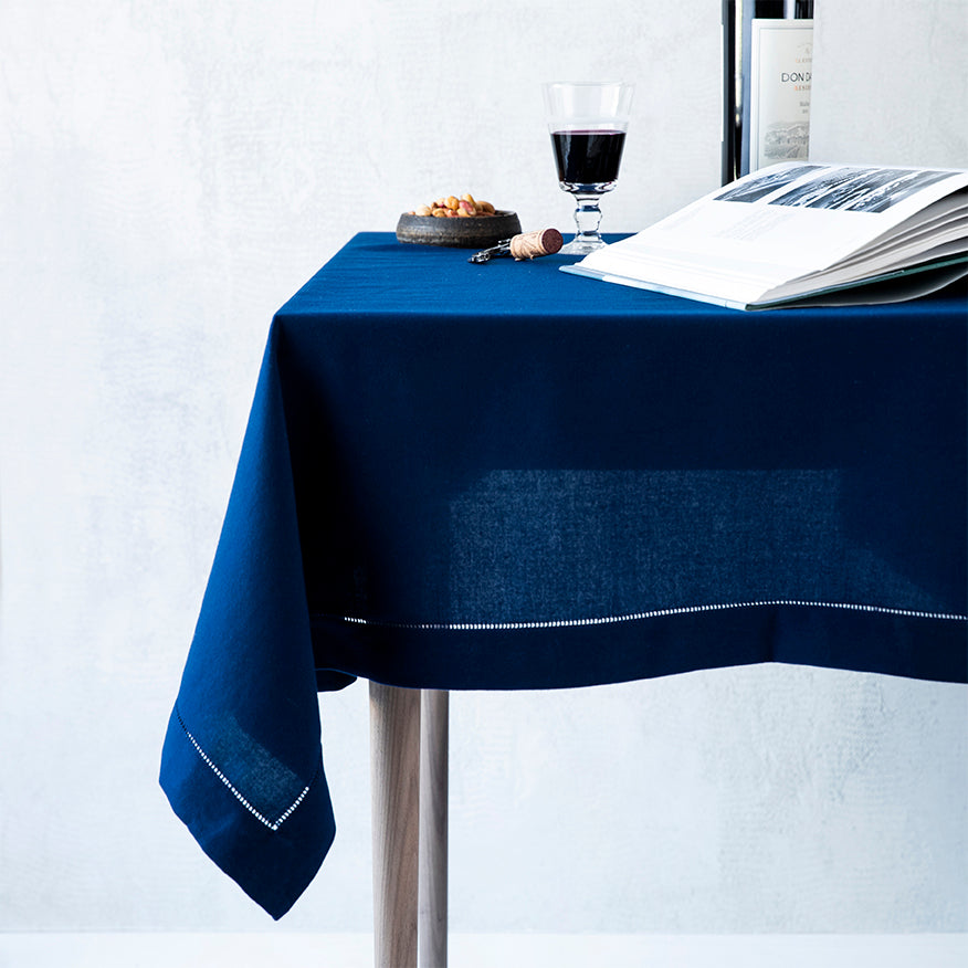 Blå stofdug med hulsøm