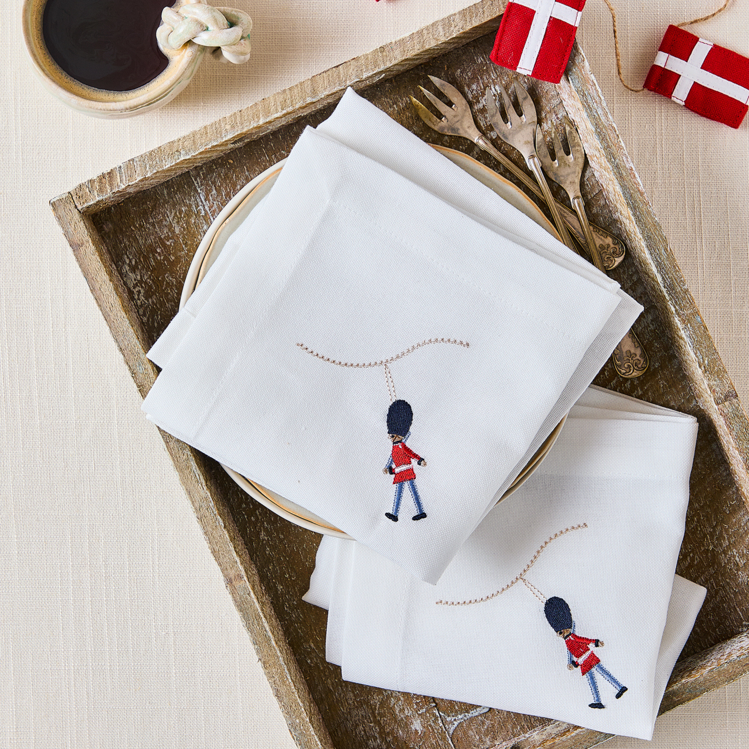 Stofserviet med broderet garder