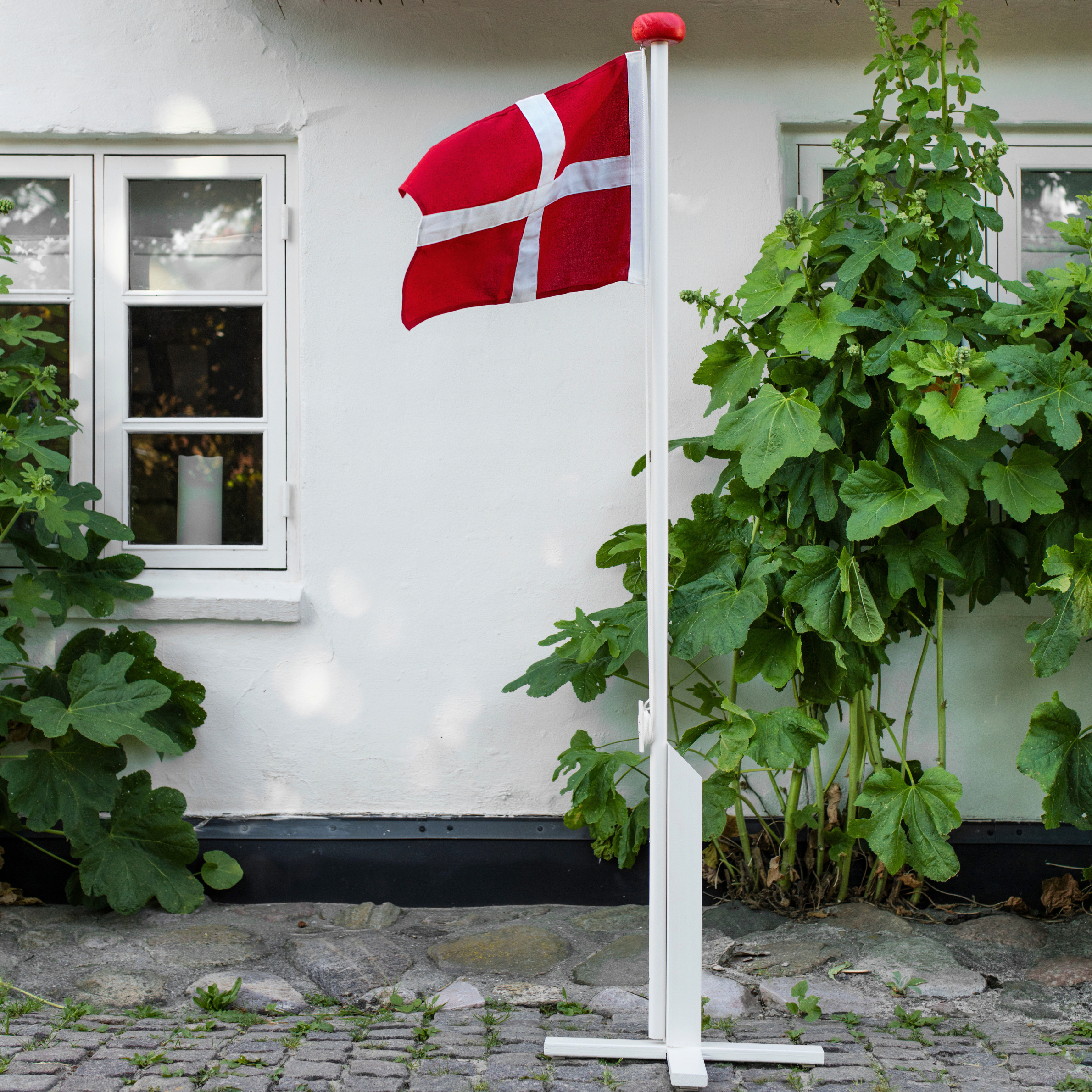 Hvidmalet flagstang, 180 cm med Dannebrogsflag