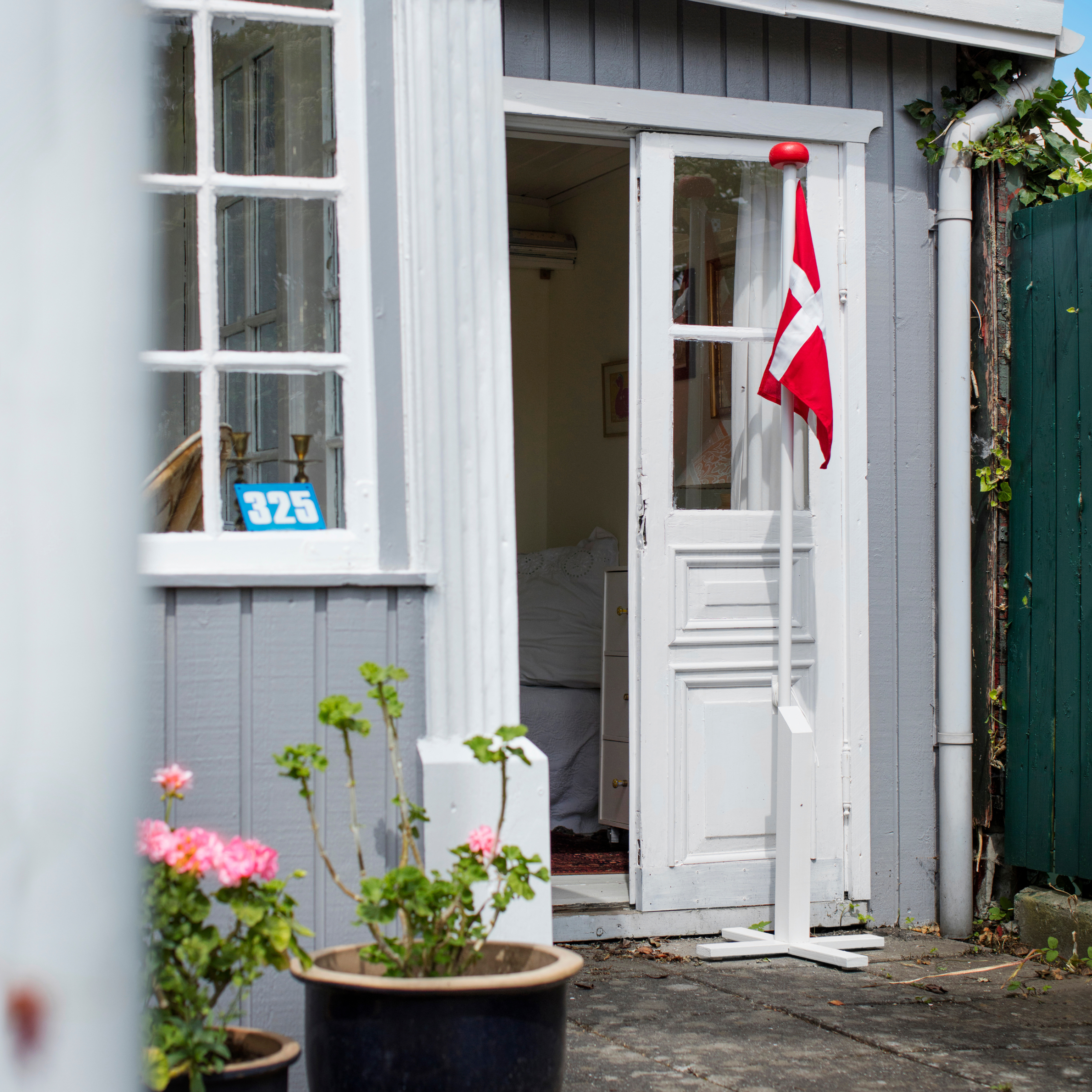 Hvidmalet flagstang, 180 cm med Dannebrogsflag