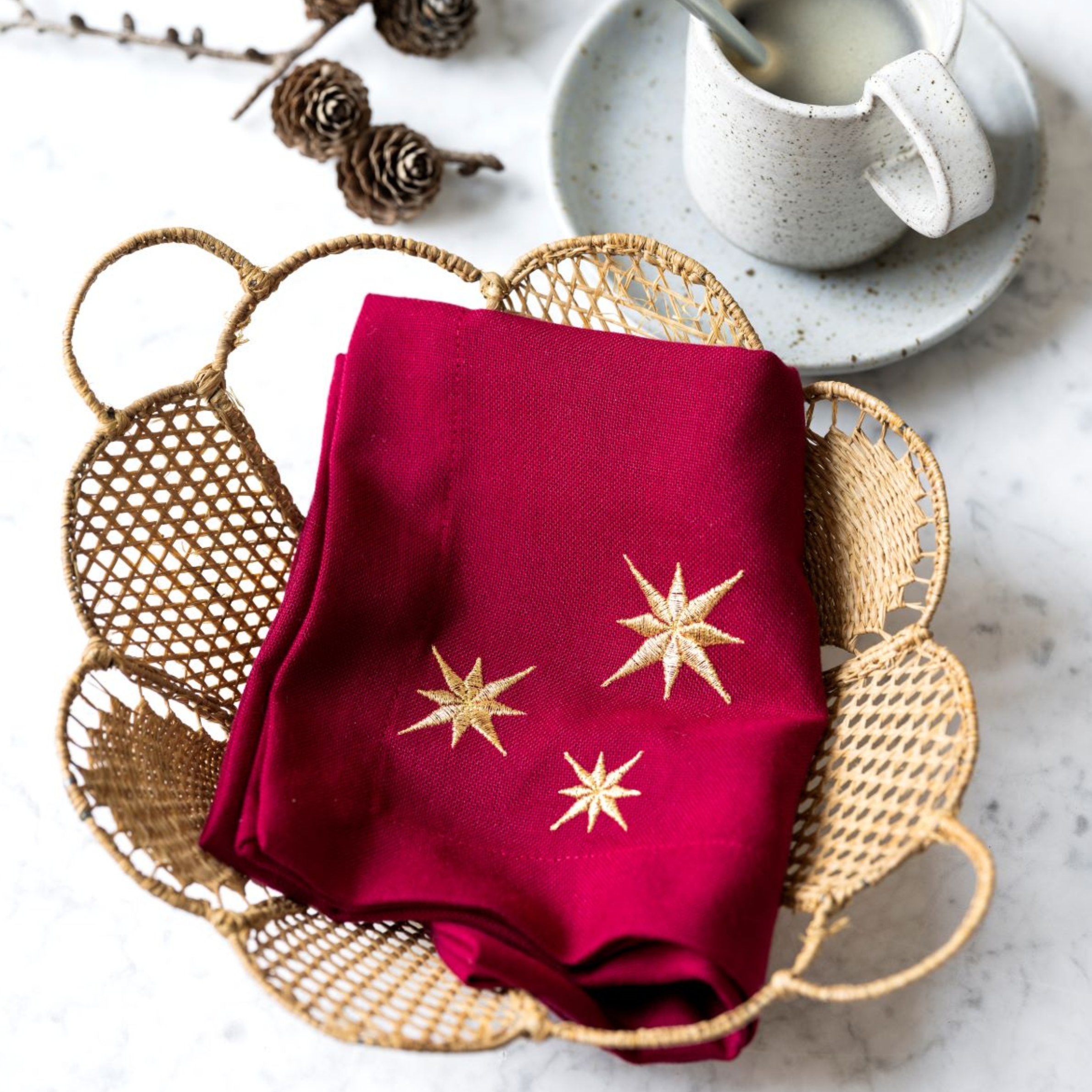 Mørkerød serviet med guldstjerner - 2. sortering