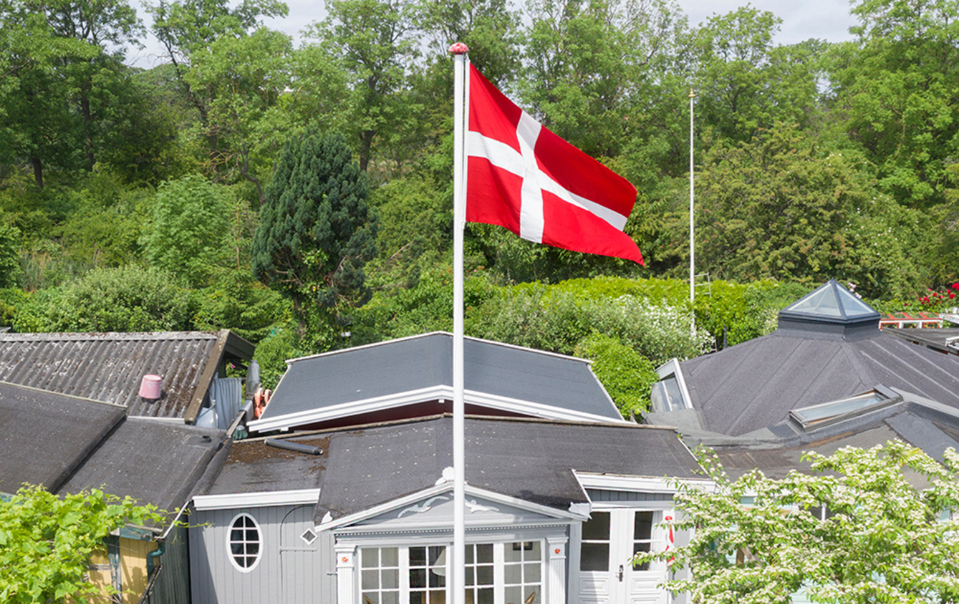 Hvordan sætter man flaget på halv?