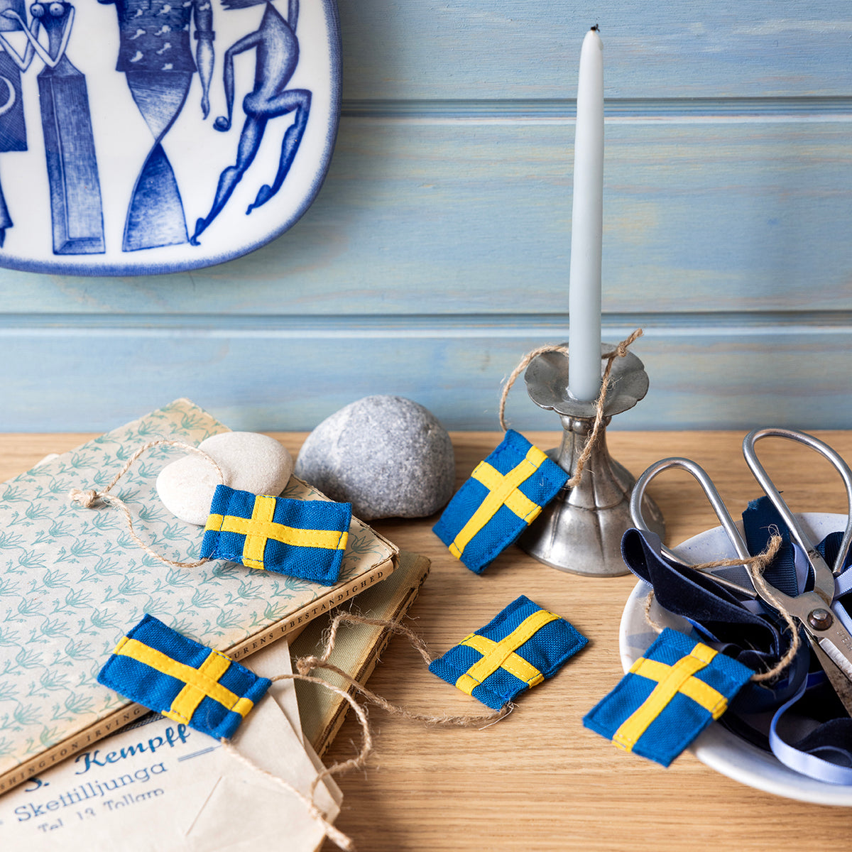 Små svenske pynteflag i flagdug