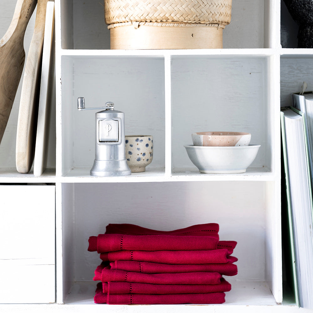 6 stk. mørkerøde servietter med hulsøm