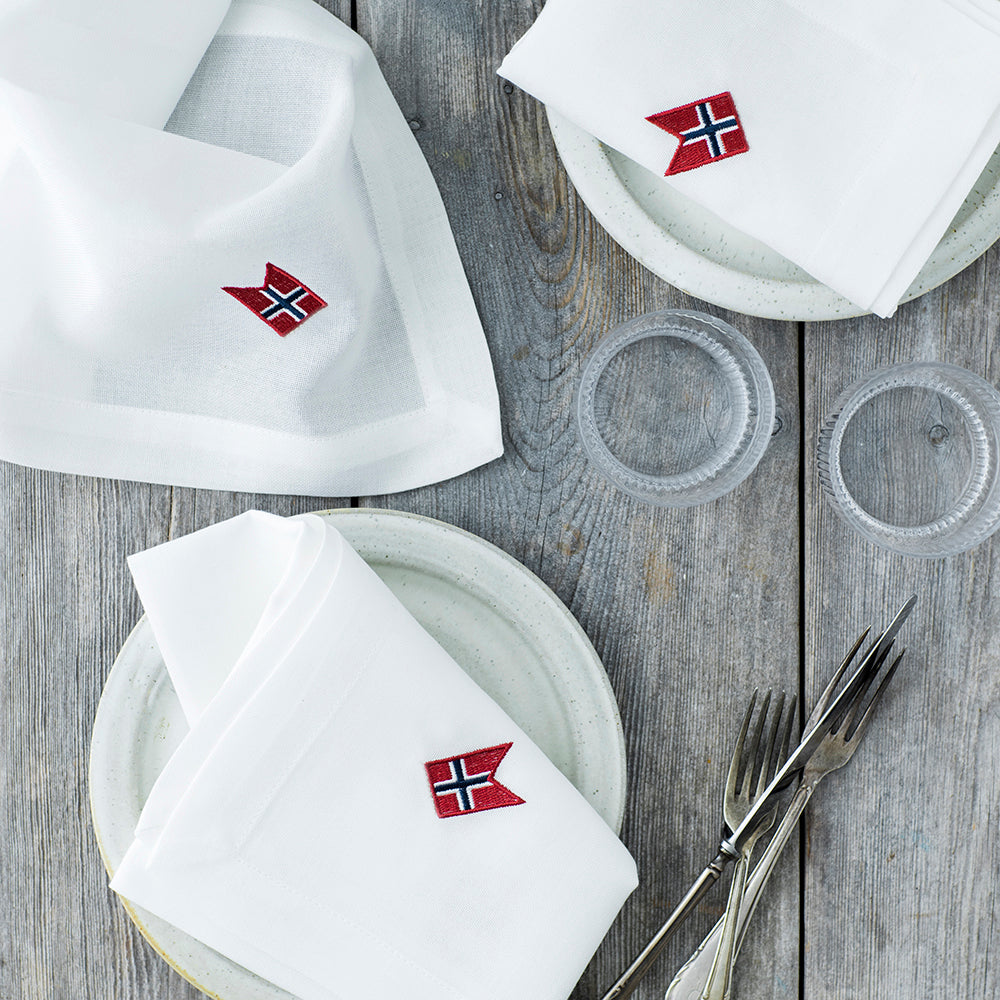 Serviet med norsk broderet flag