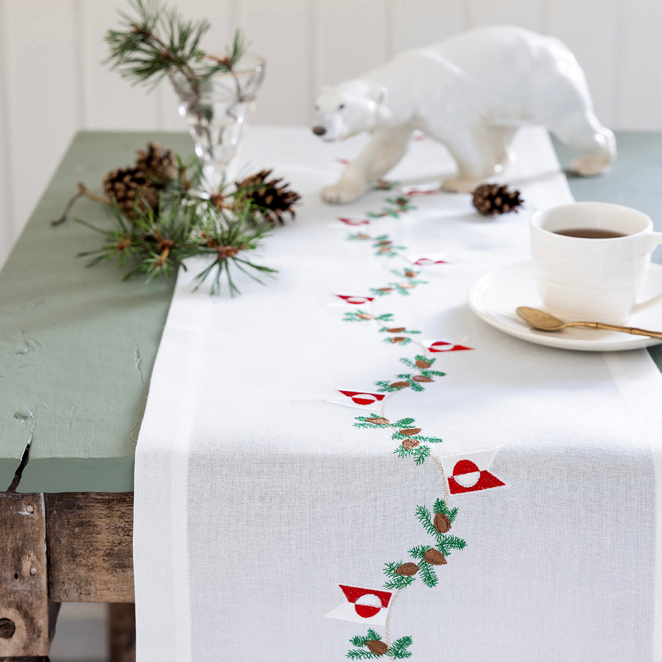 Julebordløber med grønlandsk flag og gran