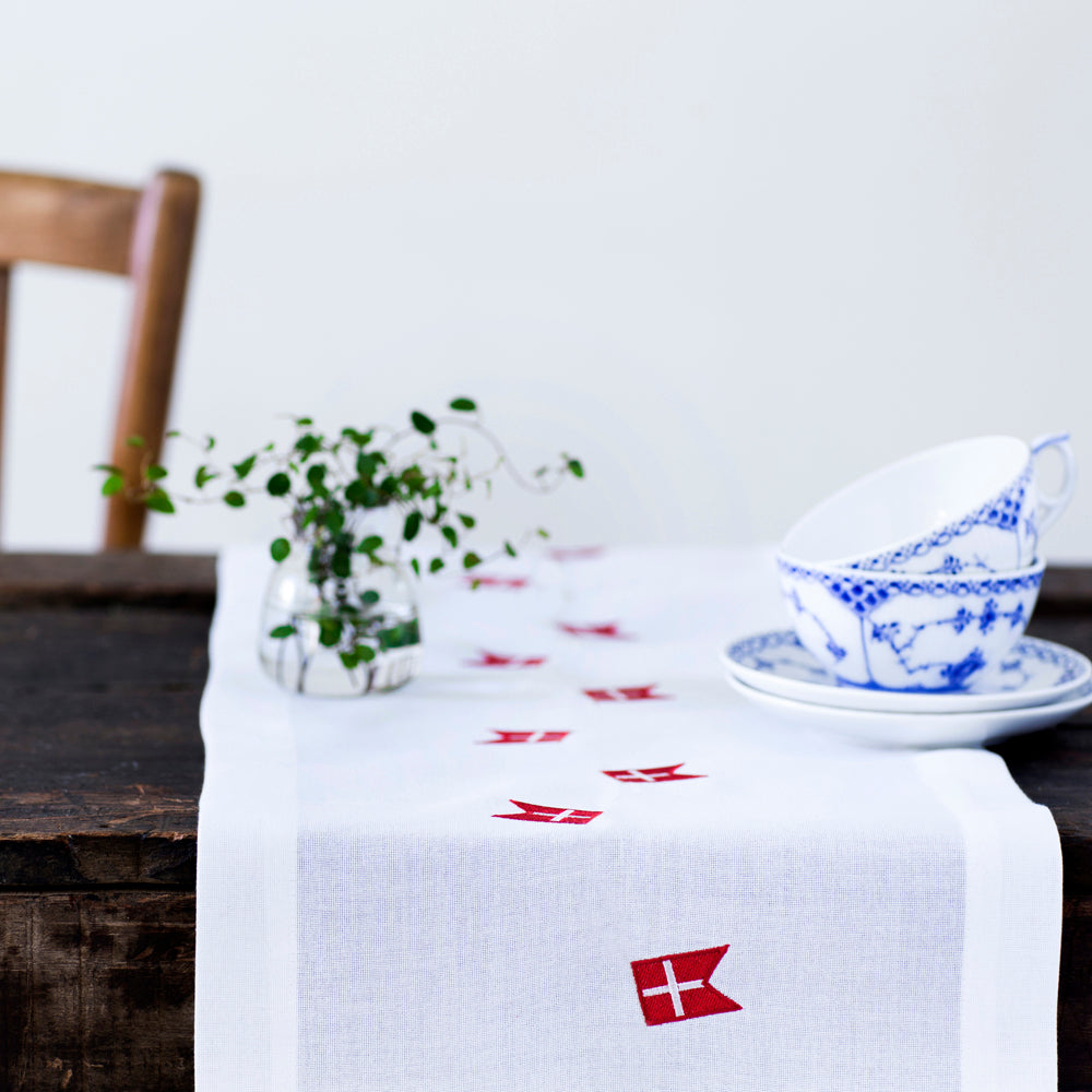 Bordløber med broderede Dannebrog - 2. sortering