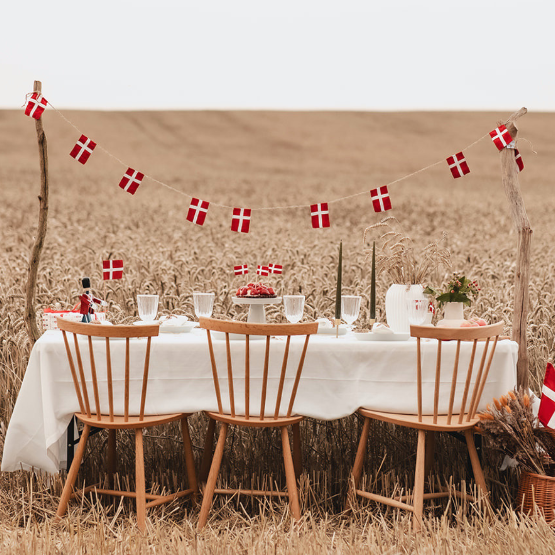 Stor flagranke med Dannebrogsflag