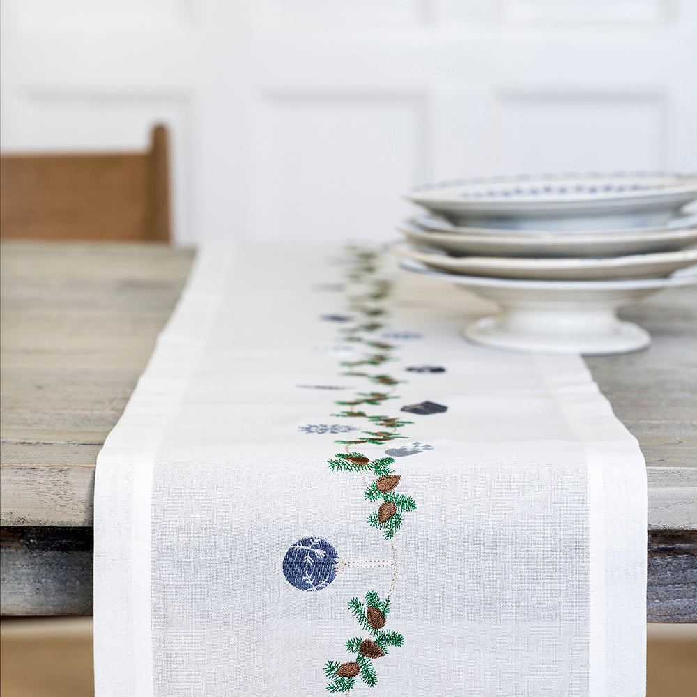 Julebordløber med klassiske blå motiver