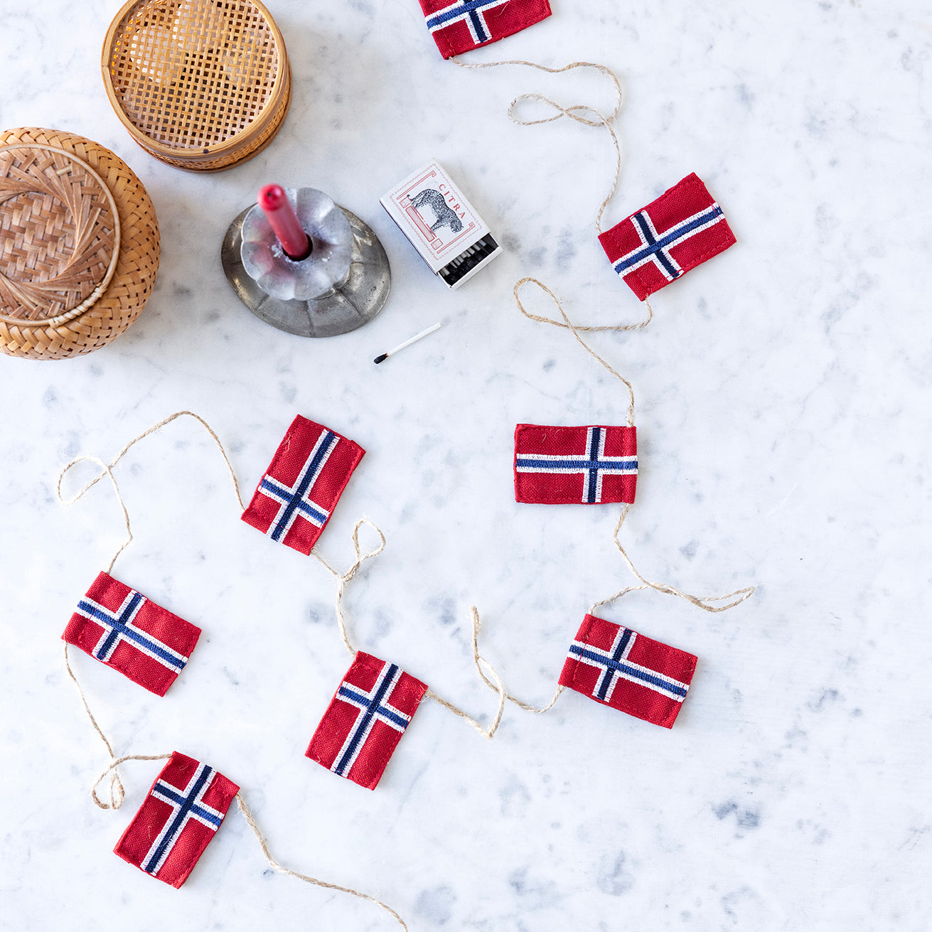 Lille flagranke med 10 norske flag