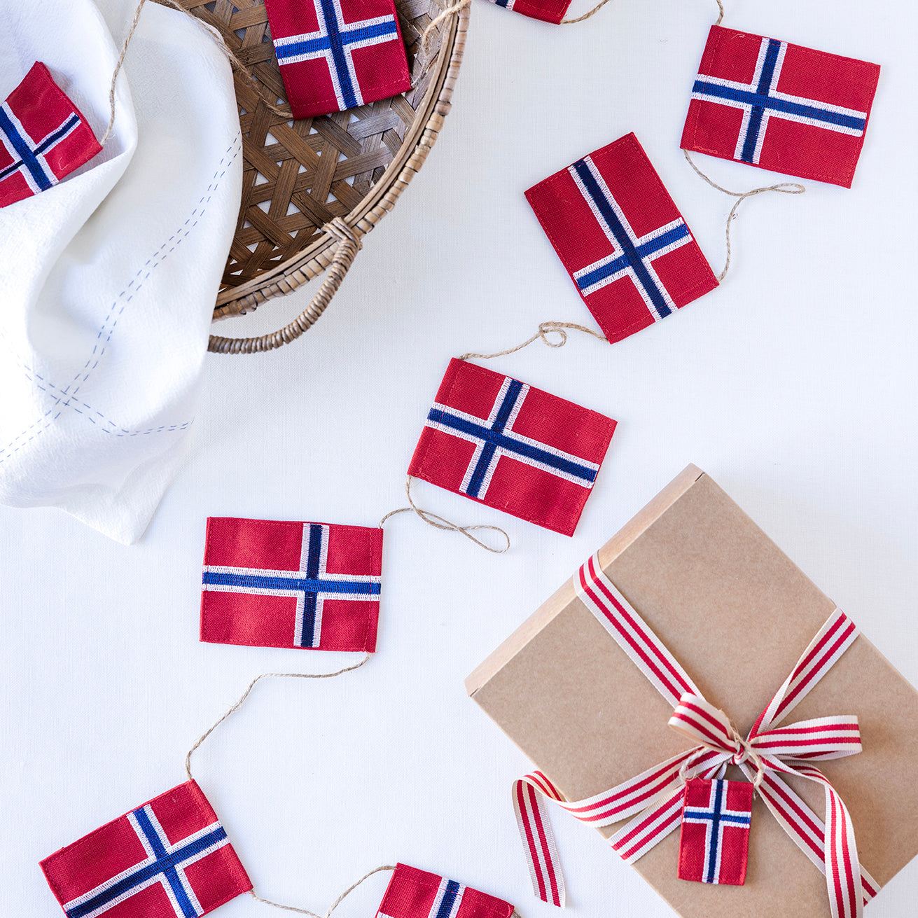 Stor flagranke med 10 norske flag