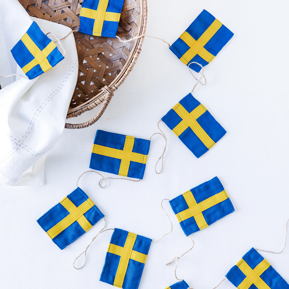 Stor flagranke med 10 svenske flag