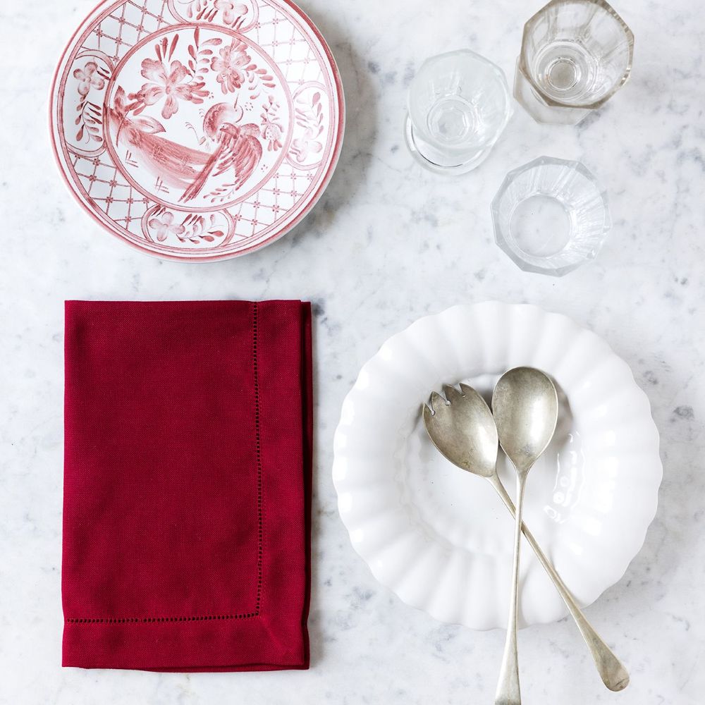 Mørkerød stofserviet med broderet hulsøm