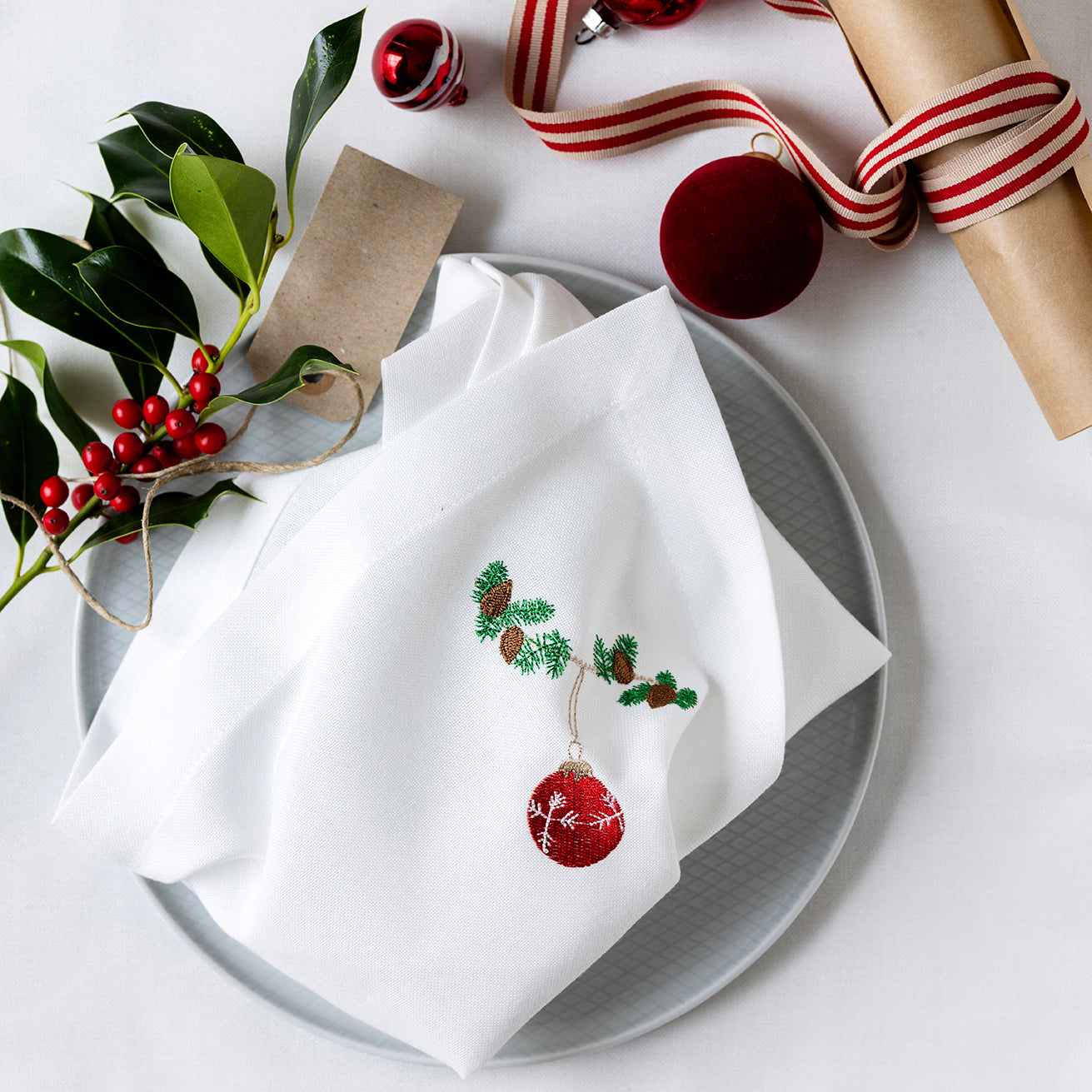 Juleserviet med rød julekugle