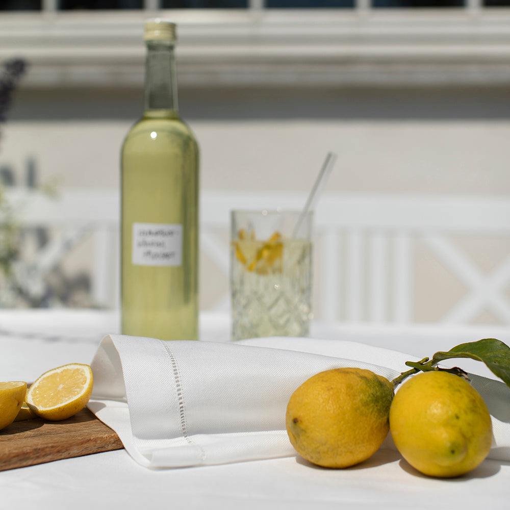 Hvid serviet med hulsøm