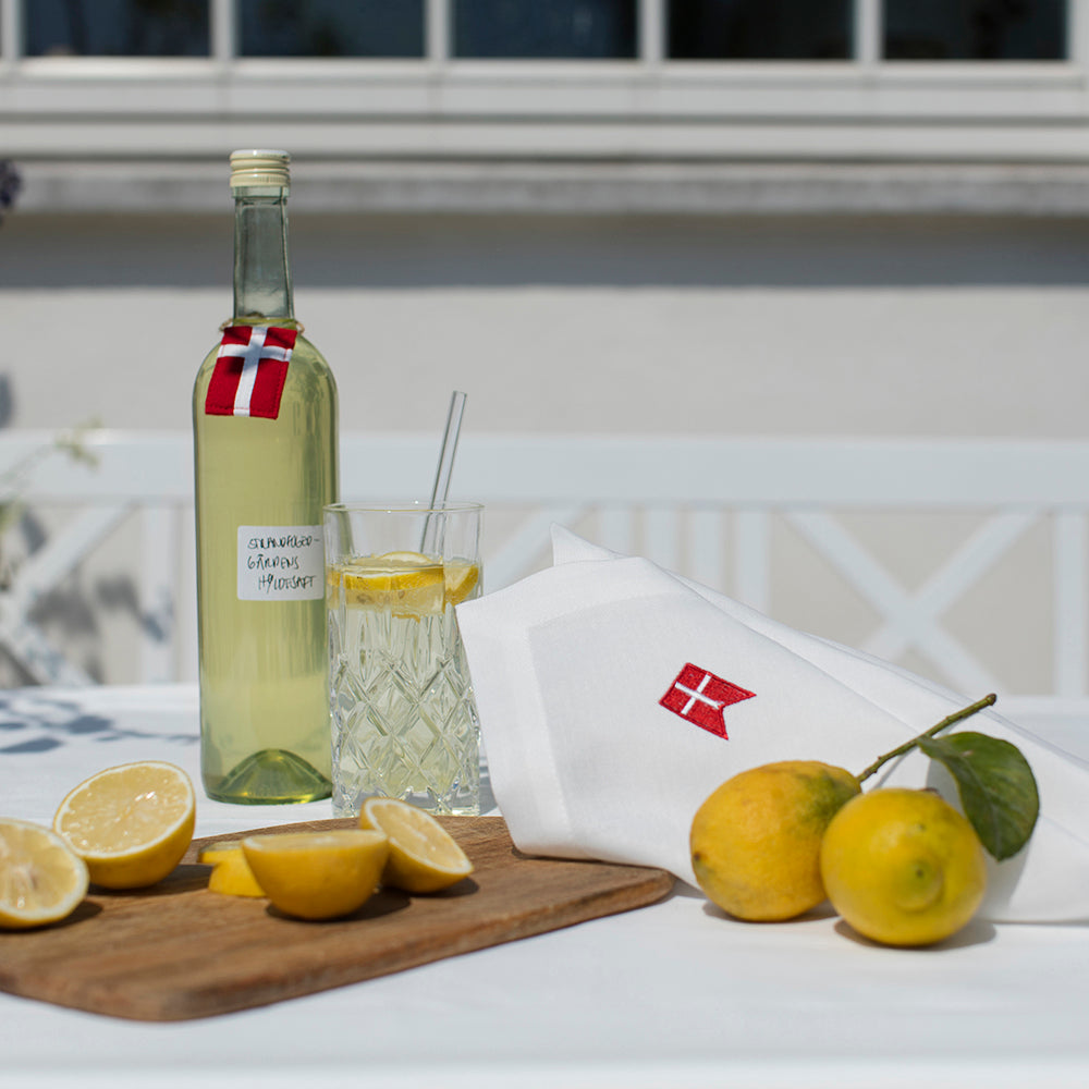 Fødselsdagsserviet med broderet Dannebrog