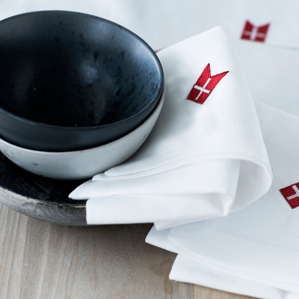 Fødselsdagsserviet med broderet Dannebrog