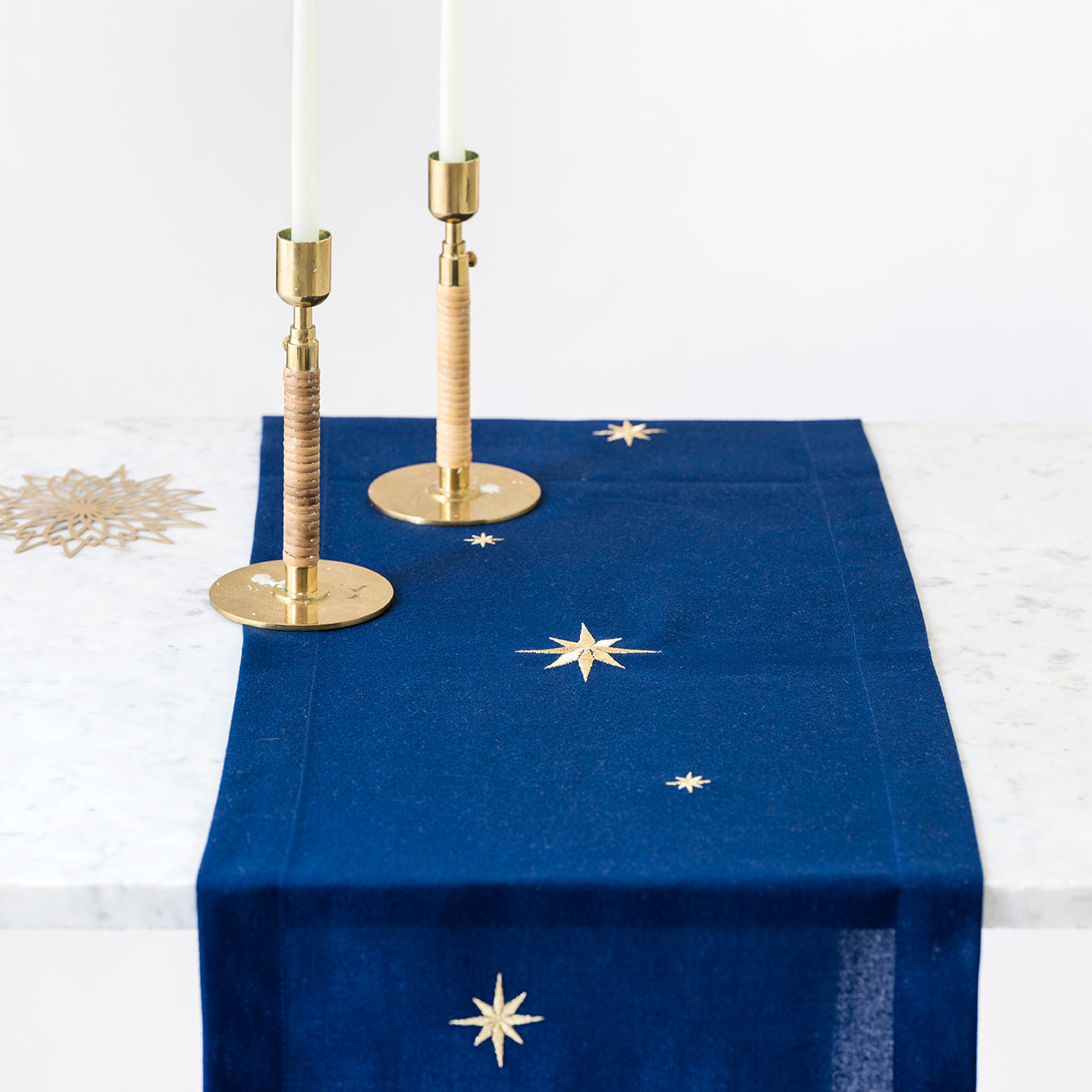Midnatsblå bordløber med guldstjerner