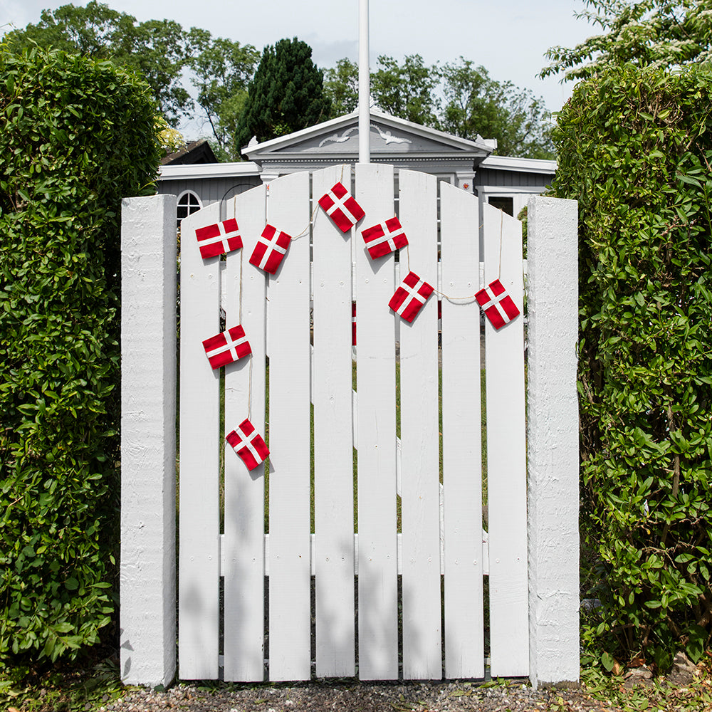 Stor flagranke med Dannebrogsflag