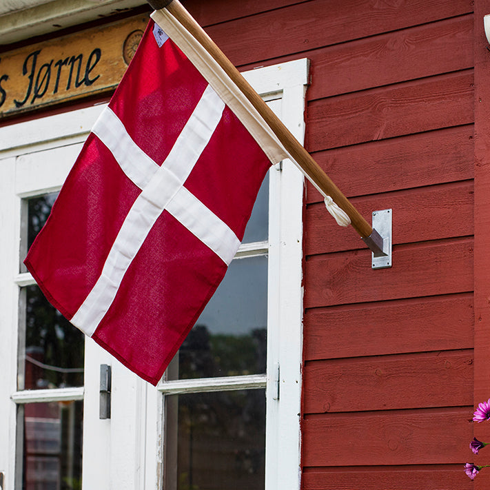 Luksussæt: Facadestang i eg med jubilæumsflag